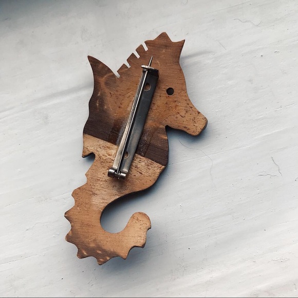 Vintage Wood Seahorse Brooch - Picture 4 of 4